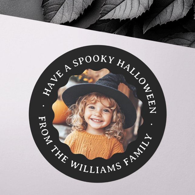 Habe ein unheimliches Halloween-Foto mit scharfen  Runder Aufkleber (Have a spooky Halloween wavy border photo black Classic Round Sticker)