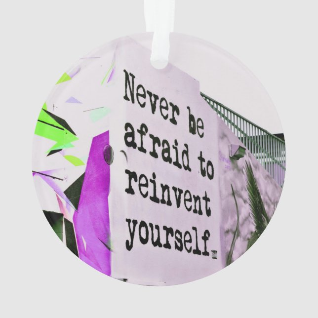 Habe nie Angst, dich selbst zu erfinden Ornament (Rückseite)