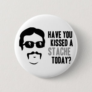 Haben Sie heute geküsst einem Stache Button