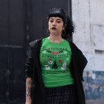 Haben Sie sich selbst ein wunderbares kleines Weih T-Shirt<br><div class="desc">Dieses wunderbar gruselige grafische Abschlag bietet traditionelle Weihnachtsmotive mit Schneeflocken und Sternen, die aus weißen Skelettknochen, Schädelsschmuck und Heiligbeeren, schwarzen, spitzigen Weihnachtskrügen und Bäumen, Ghulischen Ornamenten und Schneemännern bestehen. Meine Abbildungen in Schwarz, Grau, Rot und Weiß sind Set vor einem festlich grünen Hintergrund. Meine Grafik begleitet den Slogan HABEN SIE...</div>