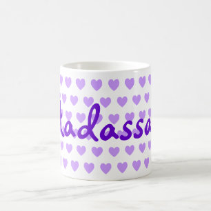 Hadassah in Lila Kaffeetasse