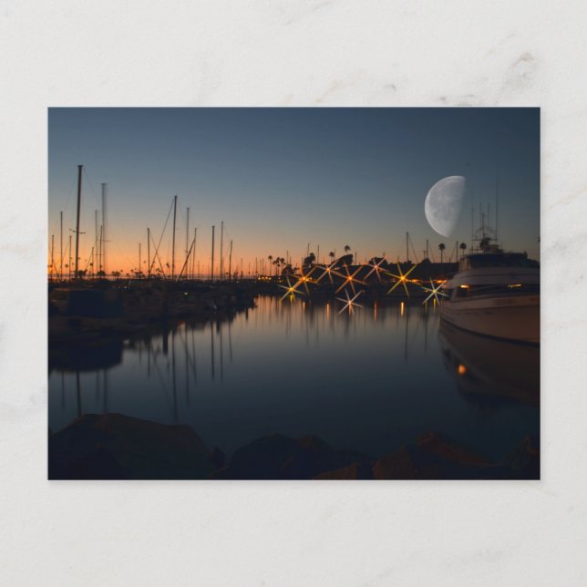 Hafen am Meer bei Dämmerung mit dem Mond Postkarte (Vorderseite)