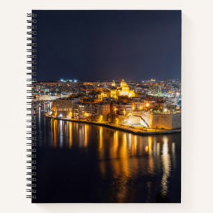Hafen in Malta nachts beleuchtet Notizbuch