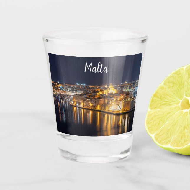 Hafen in Malta nachts beleuchtet Schnapsglas (Vorderseite)