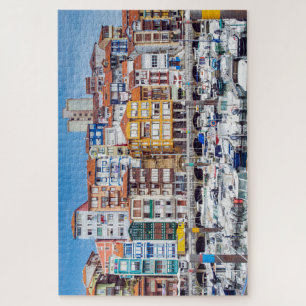 Hafen. Port mit Häusern und Yachten