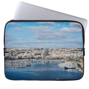 Hafen Sliema mit modernen Gebäude und Booten Laptopschutzhülle