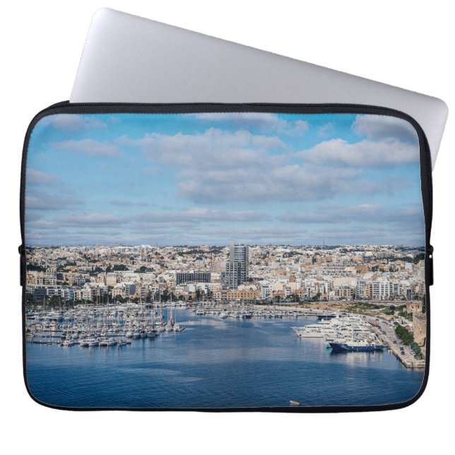 Hafen Sliema mit modernen Gebäude und Booten Laptopschutzhülle (Vorderseite)