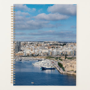 Hafen Sliema mit modernen Gebäude und Booten Planer