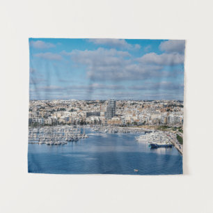 Hafen Sliema mit modernen Gebäude und Booten Wandteppich