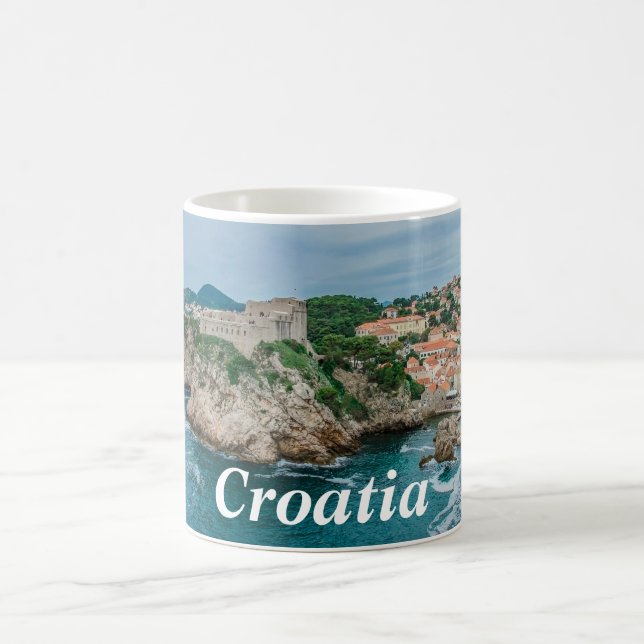 Hafen von Dubrovnik und Tasse im Stadtzentrum (Mittel)