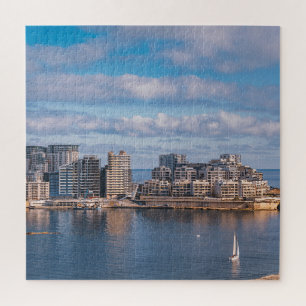 Hafen von Sliema und Wolkenkratzer in Malta