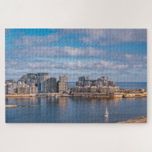 Hafen von Sliema und Wolkenkratzer in Malta