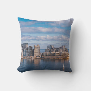 Hafen von Sliema und Wolkenkratzer in Malta Kissen