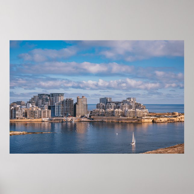 Hafen von Sliema und Wolkenkratzer in Malta Poster (Vorne)