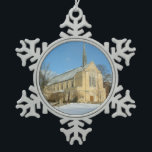 Hafenkapelle im Winter an der Grove City Uni Schneeflocken Zinn-Ornament<br><div class="desc">Hier ist ein Bild der Harbison Kapelle,  aufgenommen während einer schneebedeckten Winterveranstaltung. Karo in unserem Shop für schönere Szenen aus Grove City Uni. Dieses Bild wird auch als Desktop Wallpaper "Harbison Chapel in Winter" auf www.mlewallpapers.com gezeigt.</div>
