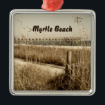 Haferflocken an den Dünen von Myrtle Beach Ornament Aus Metall<br><div class="desc">Dieses sepia-farbene Foto zeigt eine Szene von Meeresfrüchten, die in der Meeresbrise nahe dem Ufer an der Pier 14 in Myrtle Beach, South Carolina schweben.</div>
