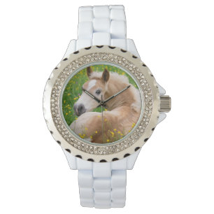 Haflinger Horse Niedlich Fohlen in einem Blumenbee Armbanduhr