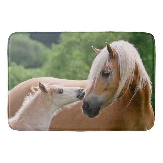 Haflinger Niedlich Pferde Fohlen und Mama Cuddling Badematte (Vorderseite)