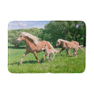Haflinger Pferde mit Niedlichen Foals Run Funny Fo Badematte