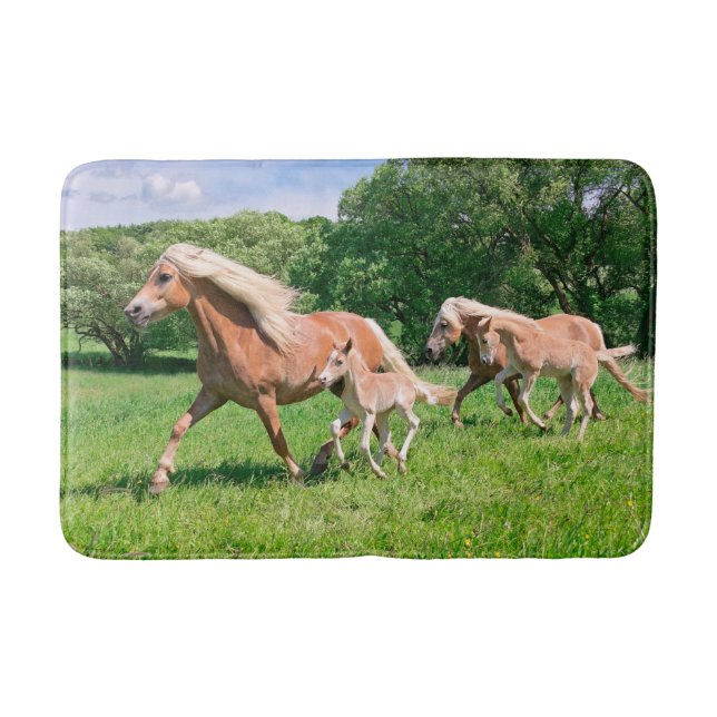 Haflinger Pferde mit Niedlichen Foals Run Funny Fo Badematte (Vorderseite)