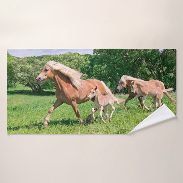 Haflinger Pferde mit Niedlichen Foals Run Funny Fo Badhandtuch Set (Badehandtuch)