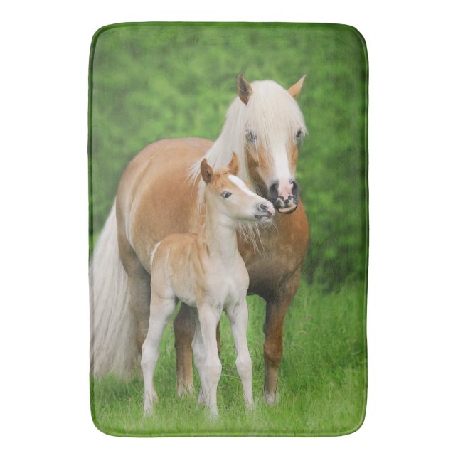 Haflinger Pferdeniedliches Fohlen-Kuss-Mama-Foto - Badematte (Vorderseite Vertikal)