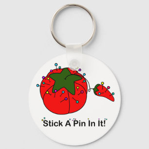 Haften Sie ein Button in ihm! (Nähende Tomate) Schlüsselanhänger