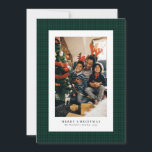 Hahnentrittmuster Weihnachtsfotokarte Feiertagskarte<br><div class="desc">Ein subtiles und klassisches Hahnentrittmuster umrahmt ein senkrechte Single-Foto auf dieser eleganten Urlaubskarte. Der einfache Typ erlaubt Raum für eine individuelle Begrüßung ("Frohe Weihnachten" kann in "glückliche Feiertage" oder alles, was Sie möchten geändert werden), Familienname und Jahr. Der Hintergrund ist ein festlicher Schatten von Smaragdgrün, aber es kann geändert werden,...</div>