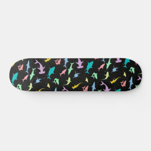 Hai farbenfroher Schatten auf der Dunklen Galaxie Skateboard