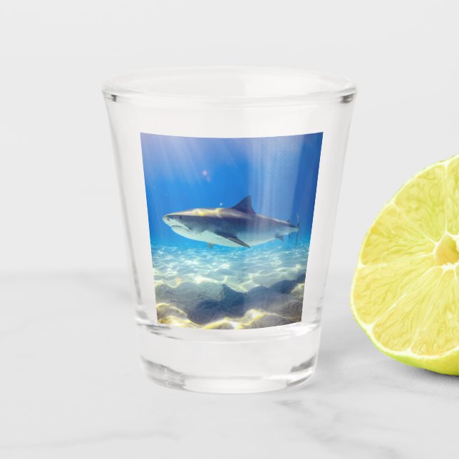 Hai schwimmen Blaues Meer Schnapsglas (Vorderseite)