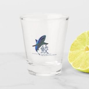 Hai-Silhouette-Foto mit Kanji Schnapsglas