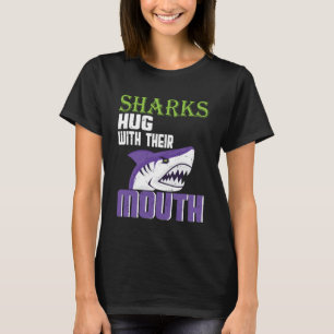 Haie umarmen mit ihrem Mund großen Weißen Hai 1 T-Shirt