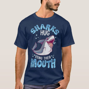 Haie umarmen mit ihrem Mund-Hai-Panzer T-Shirt