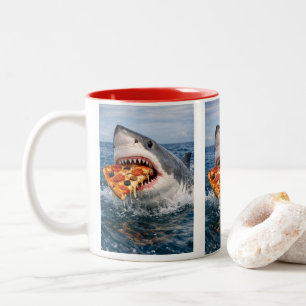 Haifisch beißt in Pizza Zweifarbige Tasse