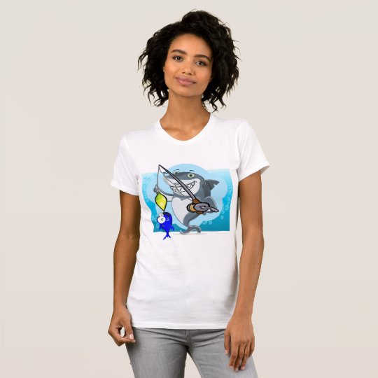 Haifisch, der einen Fisch-Cartoon fischt T-Shirt