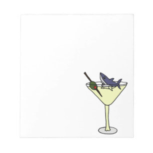 Haifisch, der Martini-Olive isst Notizblock
