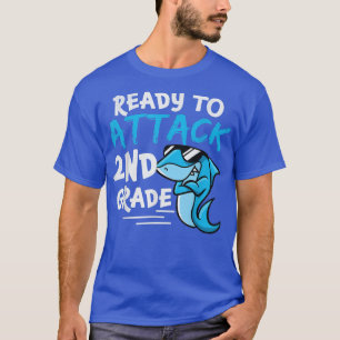Haifischfische, die bereit sind, die Jungen der zw T-Shirt