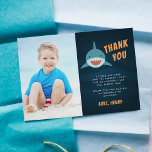 Haifischköder | Flat Dankeschön Fotokarte Dankeskarte<br><div class="desc">Niedliche Dankeschön-Karten für den Geburtstag Ihres kleinen Hai-Enthusiasten mit einem lächelnden Hai auf einem welligen ozeanblauen Hintergrund,  mit "danke" und Ihrer persönlichen Nachricht und Unterschrift. Personalisieren Sie sich mit einem beliebten Foto des Geburtstagsjungen für eine persönliche Touch,  die "kiesig" ist.</div>