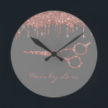 Hair Stylist Rose Gold Tropfen Glitzer Scheren Runde Wanduhr<br><div class="desc">Dieses Design entstand durch digitale Kunst und kann in dem Bereich personalisiert sein, der durch das Ändern des Fotos und/oder Textes zur Verfügung gestellt wird. Oder Sie können es anpassen, indem Sie den Mausklick auswählen, um weitere Optionen anzupassen, um die Farbe des Hintergrunds zu löschen oder zu ändern, Text hinzuzufügen,...</div>
