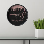Hair Stylist Rose Gold Tropfen Glitzer Scheren Uhr<br><div class="desc">Dieses Design entstand durch digitale Kunst und kann in dem Bereich personalisiert sein, der durch das Ändern des Fotos und/oder Textes zur Verfügung gestellt wird. Oder Sie können es anpassen, indem Sie den Mausklick auswählen, um weitere Optionen anzupassen, um die Farbe des Hintergrunds zu löschen oder zu ändern, Text hinzuzufügen,...</div>