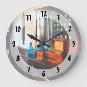 Hair Tonic and Shaving Mugs Große Wanduhr