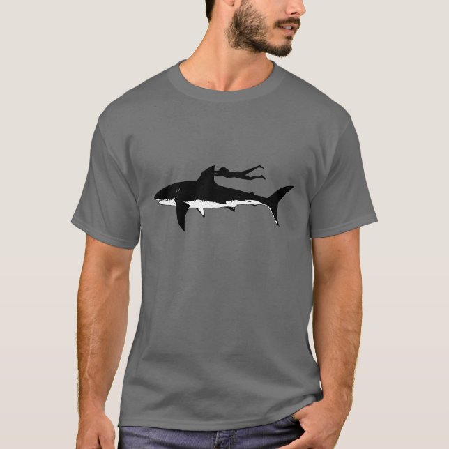 Haischwimmen - auf dunklem Hintergrund T-Shirt (Vorderseite)