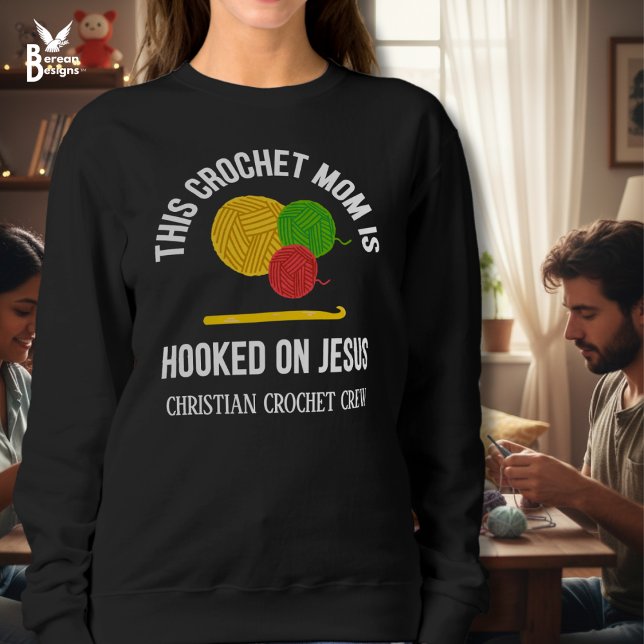 HÄKELMUTTER AN JESUS GEHÄKELT Häkel-Crew Sweatshirt (CROCHET MOM HOOKED ON JESUS Sweatshirt with customizable text. Great gift for Christian moms.)