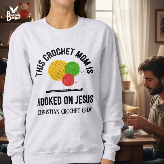 HÄKELMUTTER AN JESUS GEHÄKELT Häkel-Crew Sweatshirt (Stylish CROCHET MOM HOOKED ON JESUS Sweatshirt w/ customizable text. Great gift for Christian moms.)