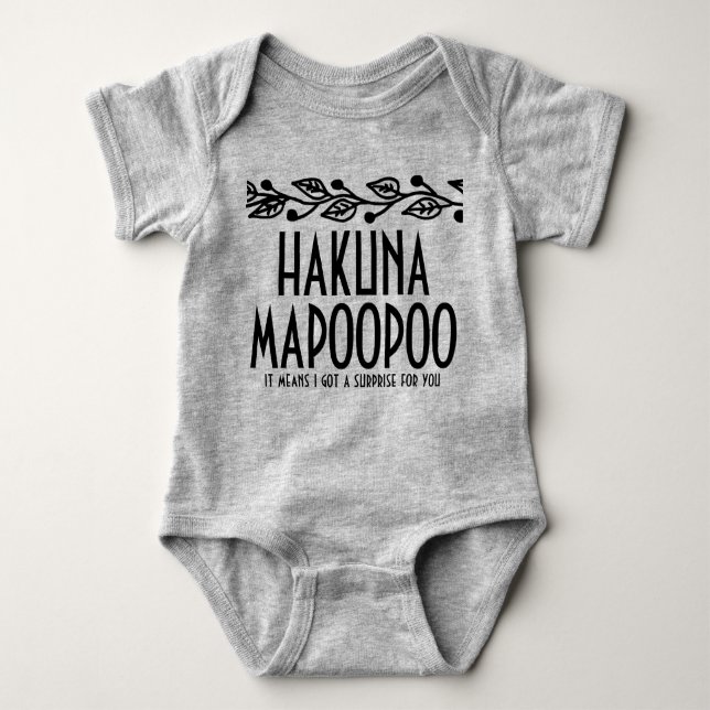 Hakuna Mapoopoo Baby Onsie Strampler (Vorderseite)