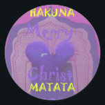 Hakuna Matata Merry Christmas Liebe Design.jpg Runder Aufkleber<br><div class="desc">Hakuna Matata Frohe Weihnachts-Liebe Design. Kwanzaa und Hanuka sind einige der Festivals, die von wenigen bekannt sind, aber wenn man daran denkt, gibt es nichts so Wichtiges wie einen Urlaub. Es ist die besondere Zeit des Jahres, in dem Sie gerade gewollt zu feiern und die Weihnachtsferien ist eine der gefeierten...</div>