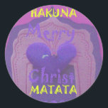 Hakuna Matata Merry Christmas Liebe Design.jpg Runder Aufkleber<br><div class="desc">Hakuna Matata Frohe Weihnachts-Liebe Design. Schönes lila Farbdesign mit einem wunderschönen blauen Herz und einem Hauch von Glitzer im Hintergrund. Eine der besonderen neuesten Hakuna Matata Design diese wunderbare Weihnachtszeit und die phantastische wunderbare Saison. Teilen Sie die Liebe der Weihnachtszeit mit dieser personalisierten Hakuna Matata Original-Kunst für Ihre Ferienzeit. Es...</div>