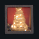 Hakuna Matata Merry Christmas white Schmuckkiste<br><div class="desc">Während die Weihnachtsfarben rot erscheinen, gibt es eine besondere Möglichkeit, den phantastischen Weihnachtsschnee mit der Schönheit der Weihnachtslieder, -geschenke und -geschenke zu verbinden. Diese Zeit des Jahres ist, was Red Christmas Jingle Bells lasse Ihnen Erfahrung und haben einen gesegneten Nice Day HoHoHo! Frohe Weihnachten und ein glückliches Neues Jahr mit...</div>