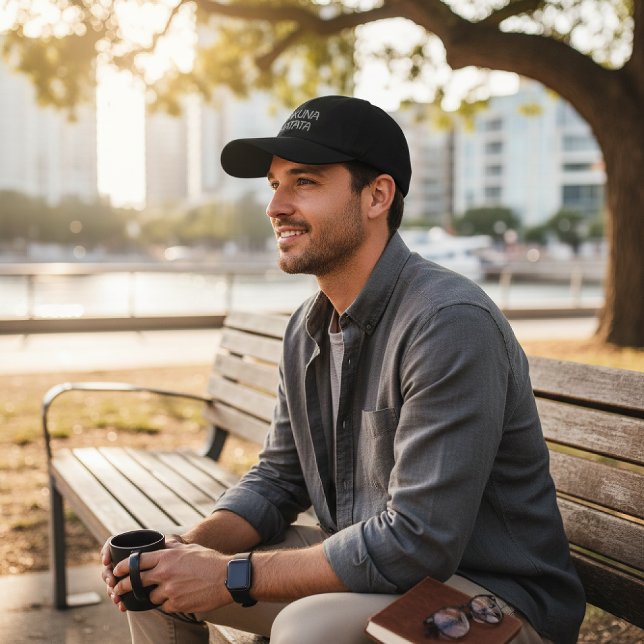 Hakuna Matata: Silver Premium Headwear Achempong Bestickte Baseballkappe (Find your calm. Silver embroidered "Hakuna Matata" cap, perfect for mindful moments in the city.)