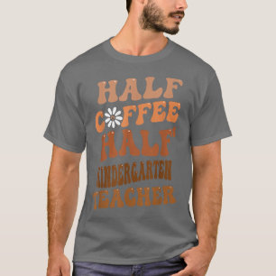 Halb Kaffee Halb Kindergärtnerin Groovy Retro T-Shirt